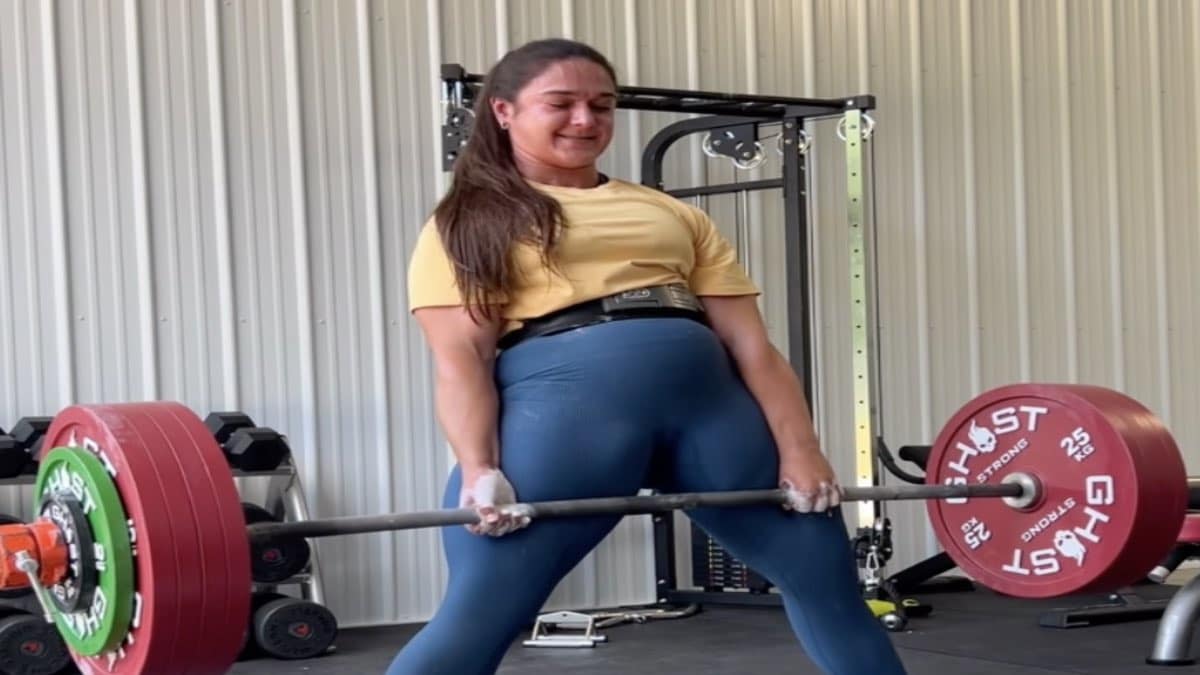 Amanda Lawrence (84KG) Crushes a 551-Pound Paused Deadlift for a New PR
